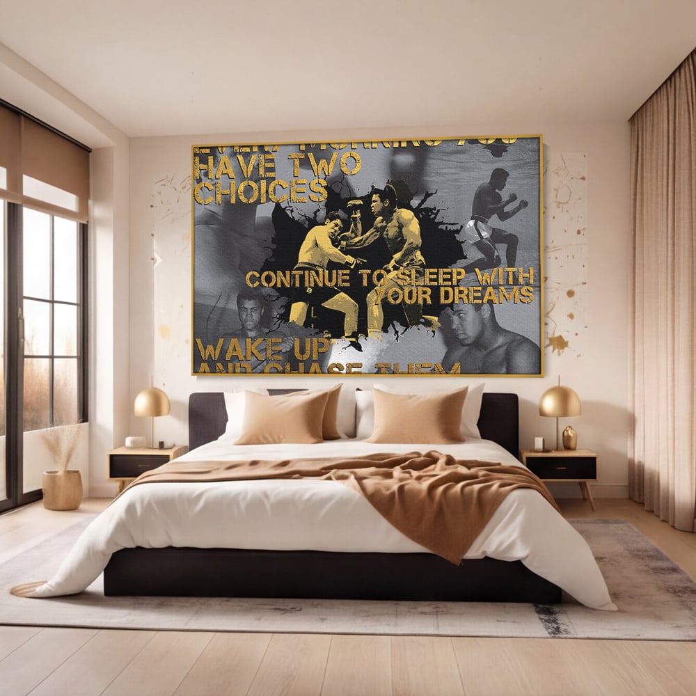 Tablou canvas cu tablou canvas motivational cu muhammad ali, in rama de aluminiu auriu, pe perete intr-un dormitor